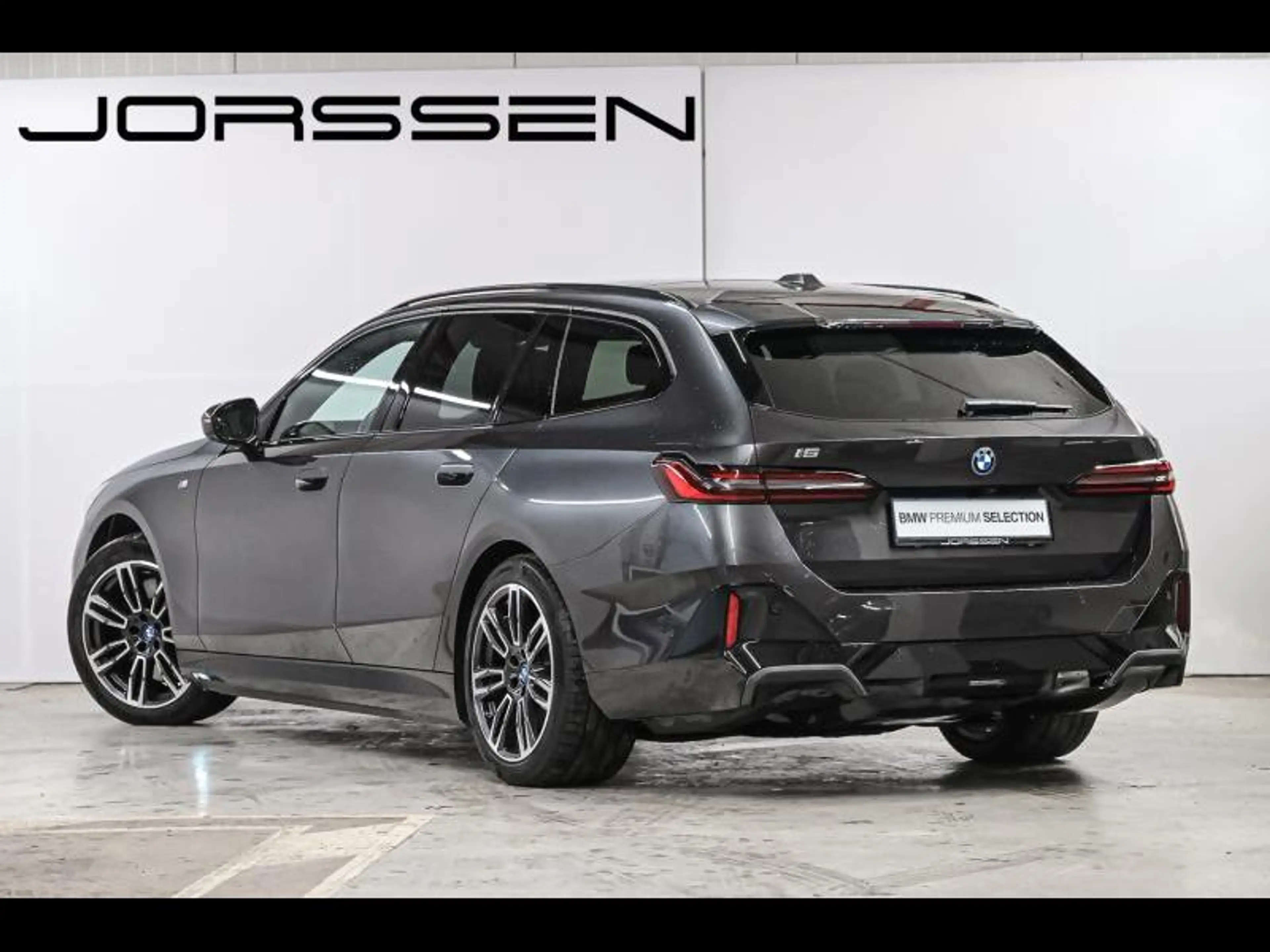 BMW i5 Touring — photo 5
