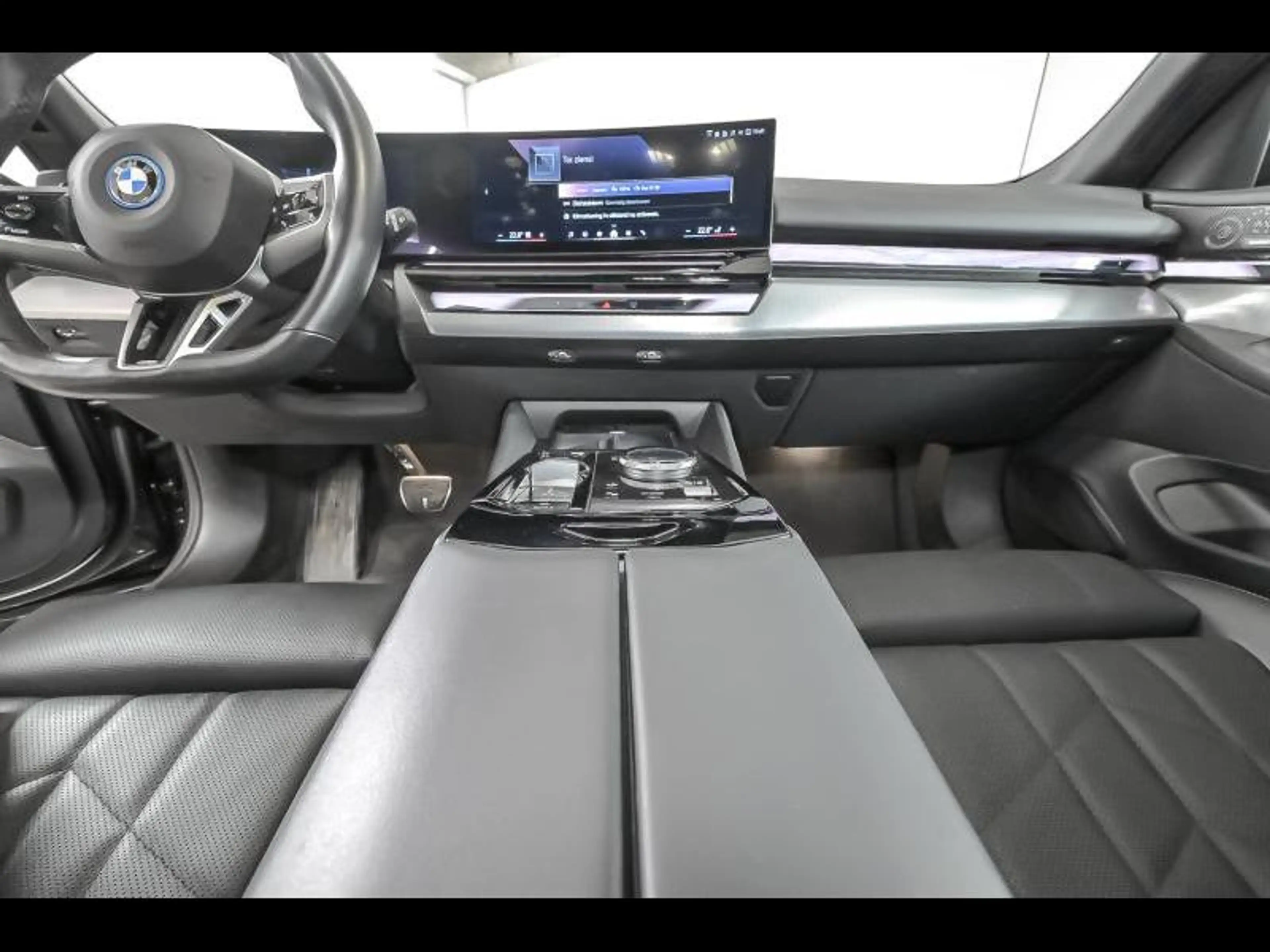 BMW i5 Touring — photo 7
