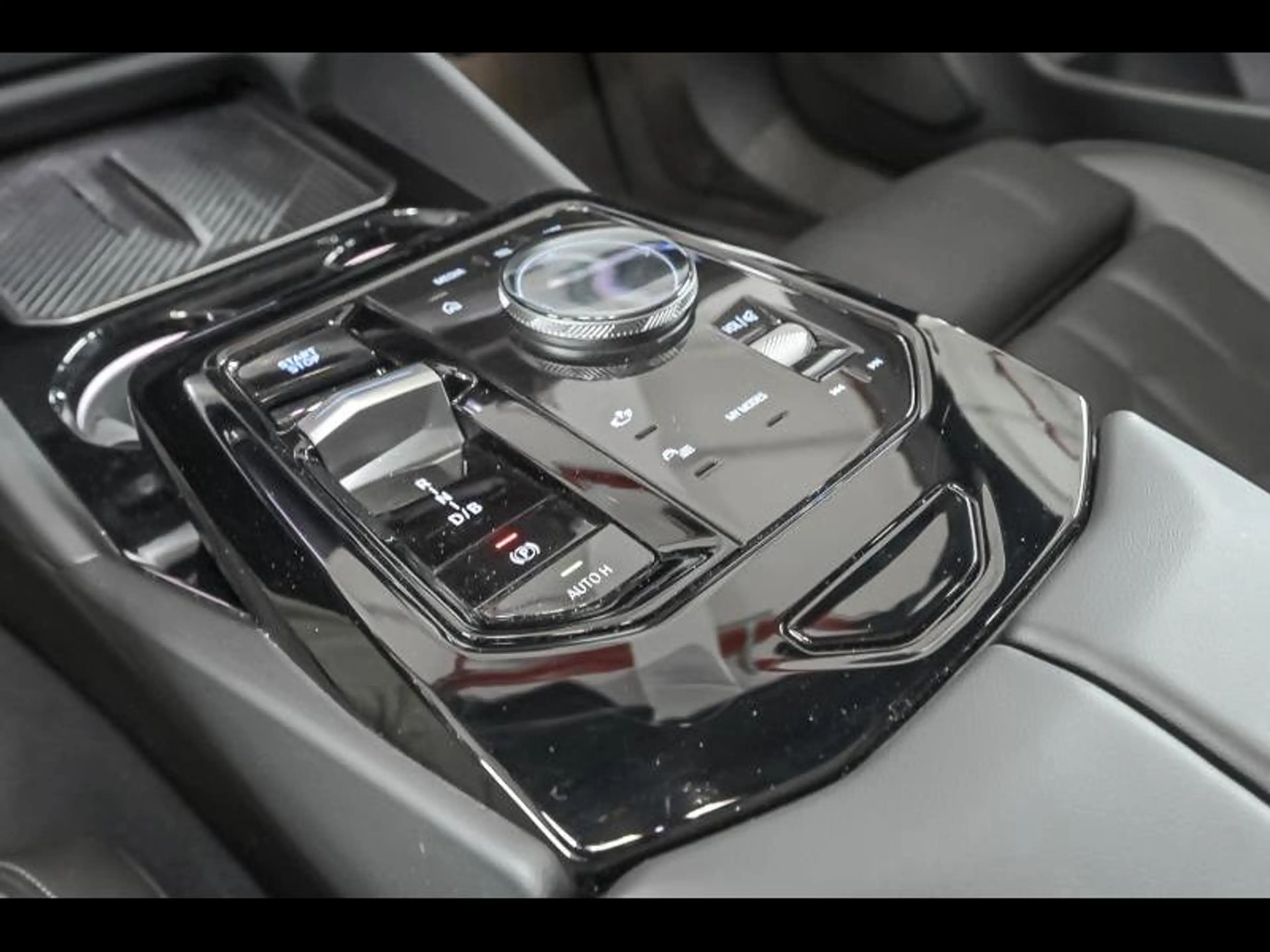 BMW i5 Touring — photo 11