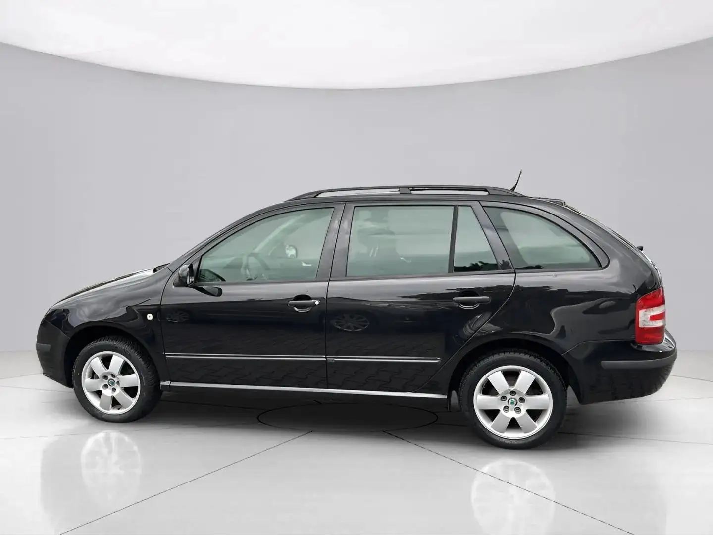 Skoda Fabia Sport*Automatik*1.Hand*HU/AU Neu*SHZ*Schiebe-Dach Schwarz - 2
