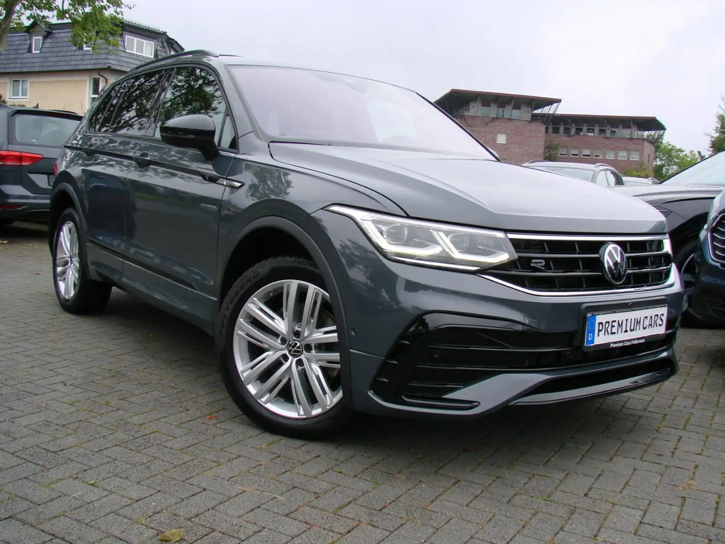 Volkswagen Tiguan 2.0TDI R-line 360° ACC Panorama HeadUp Grijs - 1