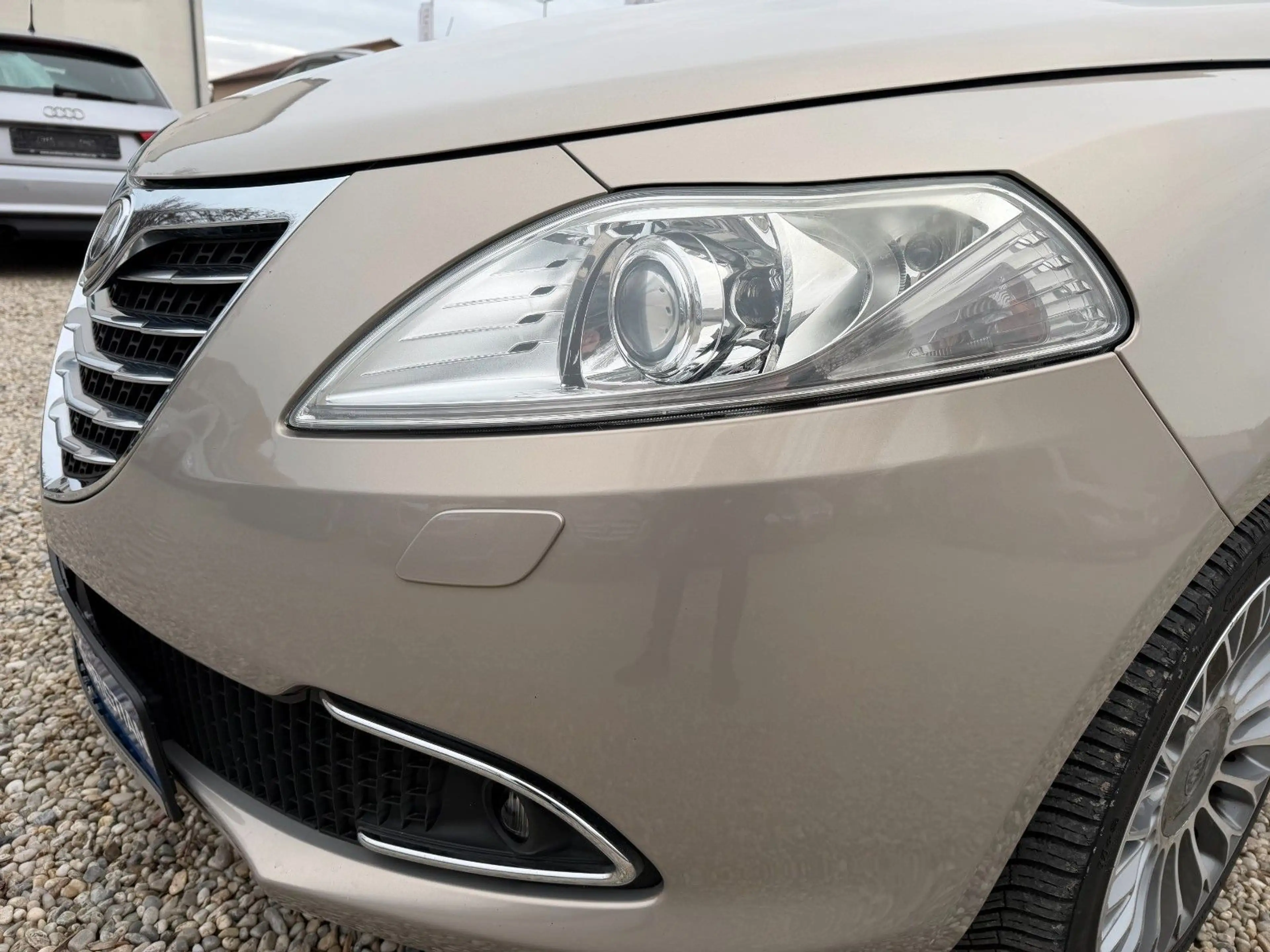 Lancia Ypsilon Platinum Xenon~Teilleder~ PDC~Tüv: Neu — photo 14