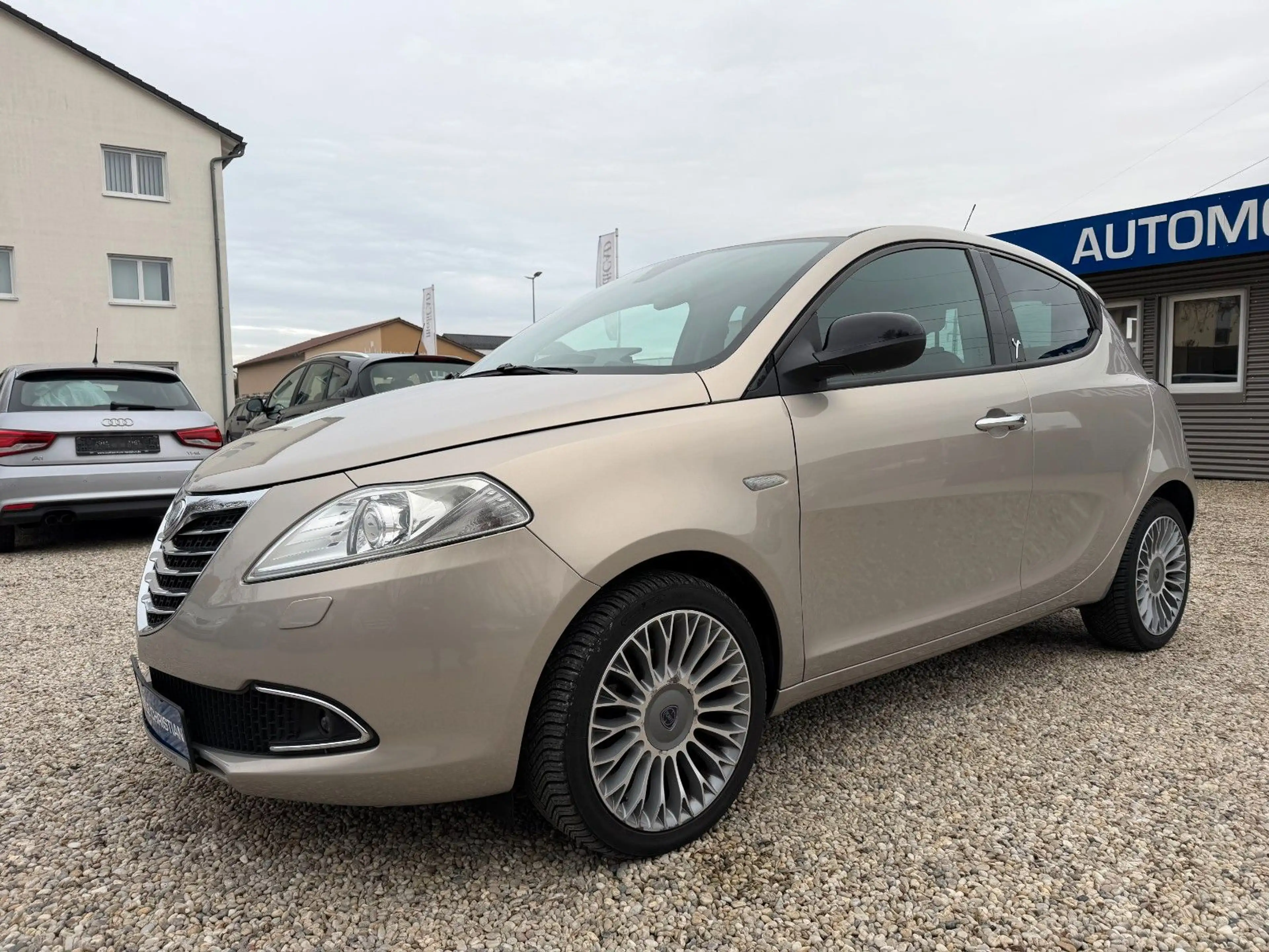 Lancia Ypsilon Platinum Xenon~Teilleder~ PDC~Tüv: Neu — photo 13