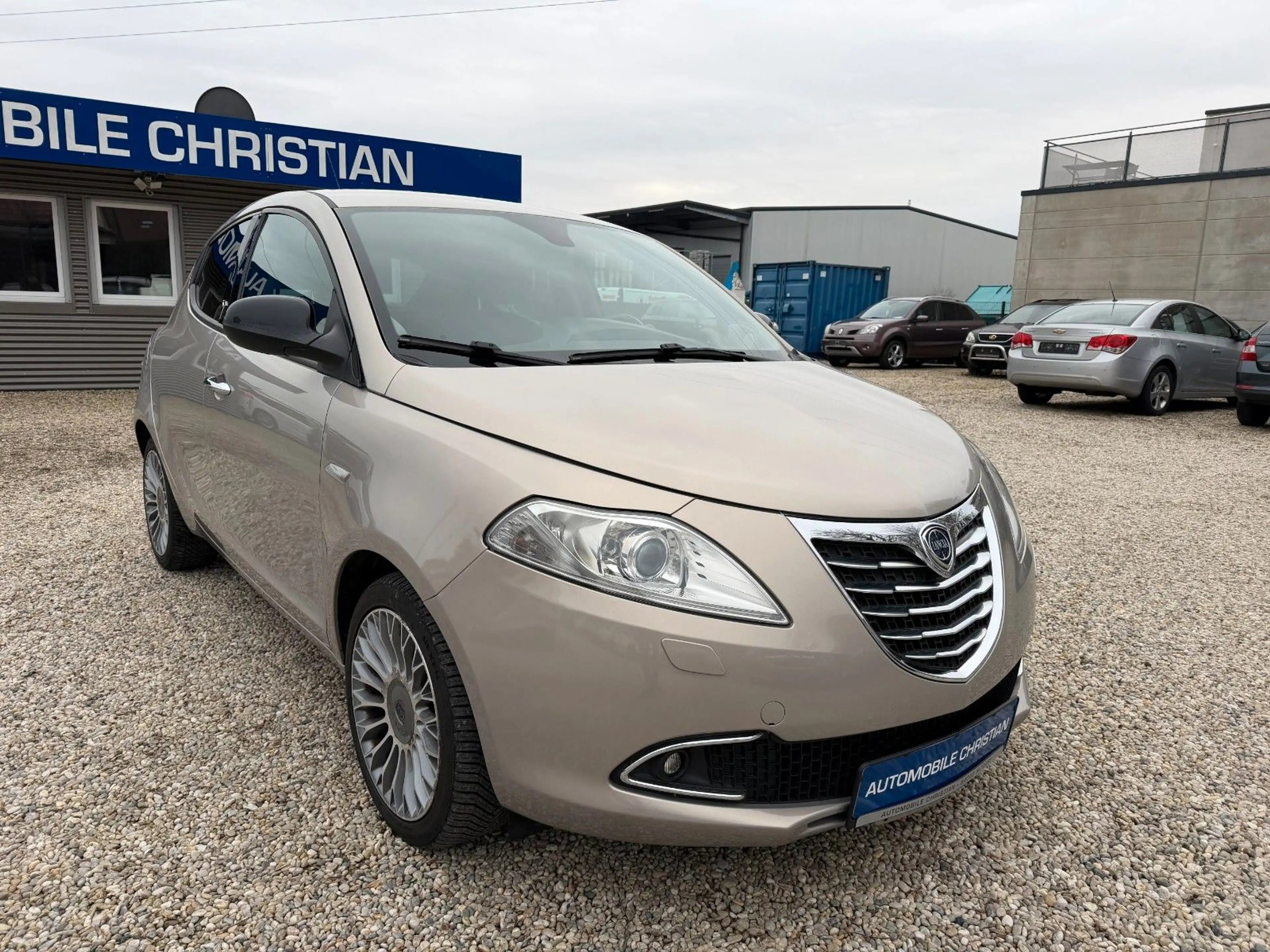 Lancia Ypsilon Platinum Xenon~Teilleder~ PDC~Tüv: Neu — photo 3