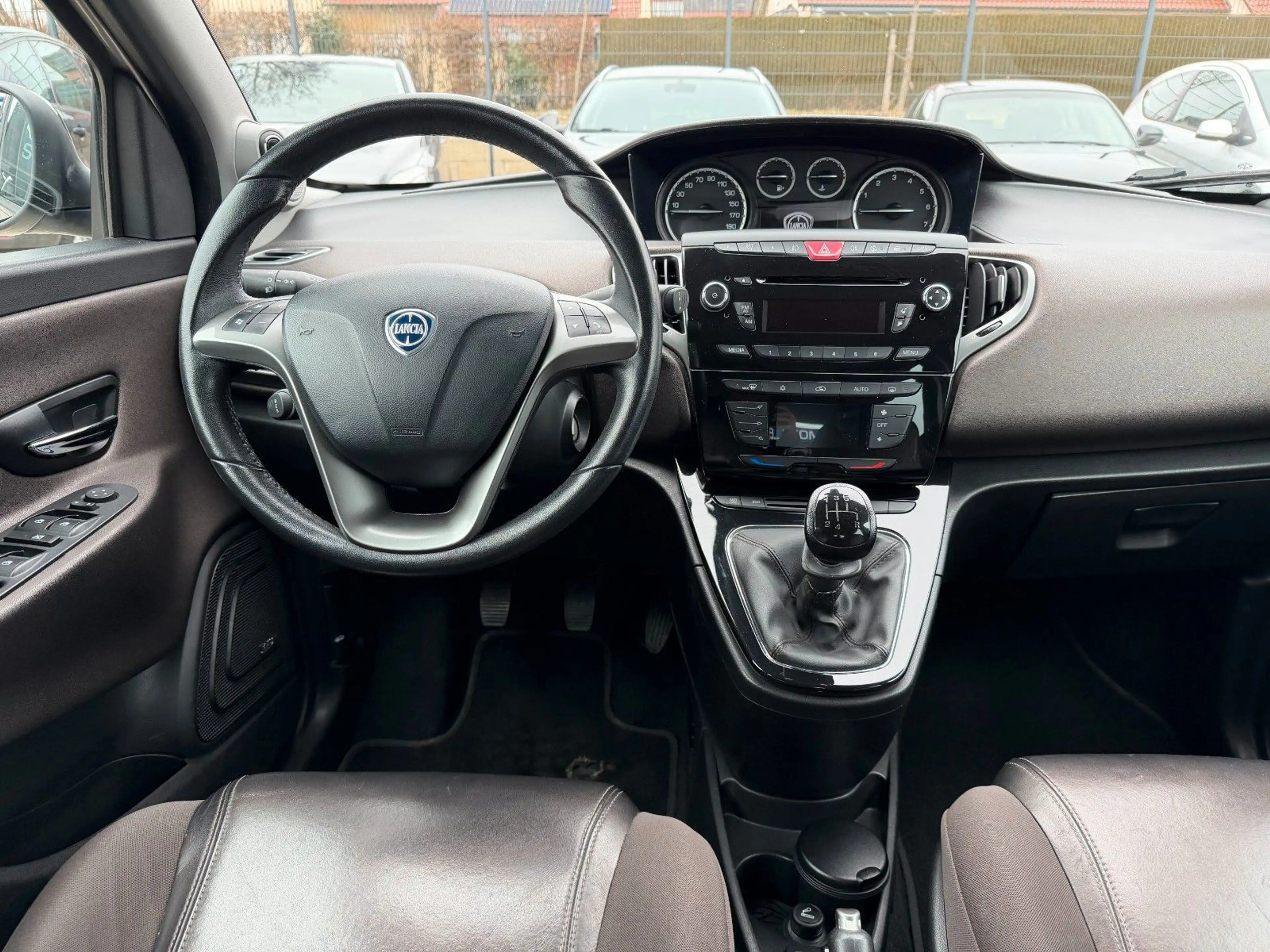 Lancia Ypsilon Platinum Xenon~Teilleder~ PDC~Tüv: Neu — photo 16