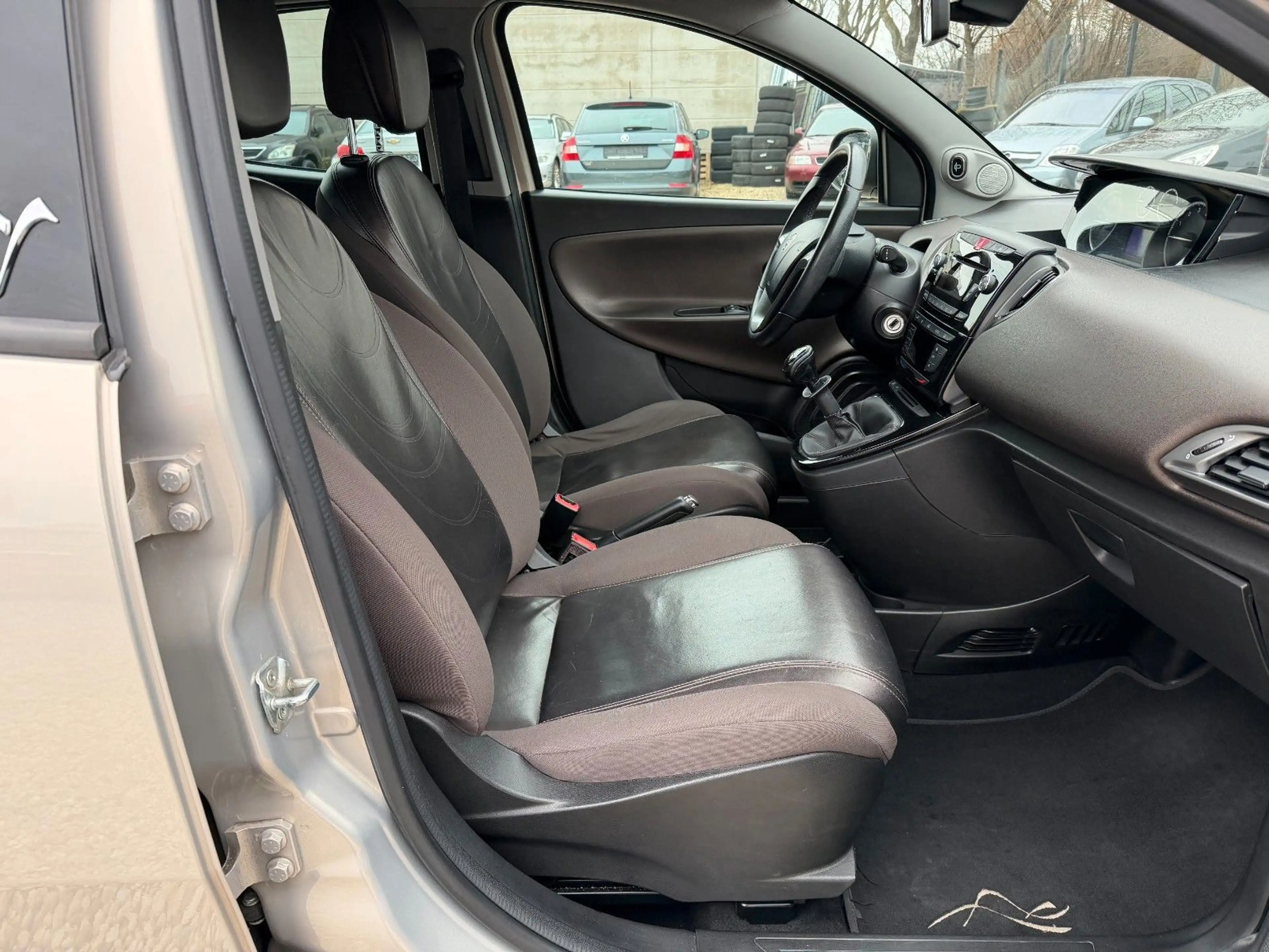 Lancia Ypsilon Platinum Xenon~Teilleder~ PDC~Tüv: Neu — photo 24