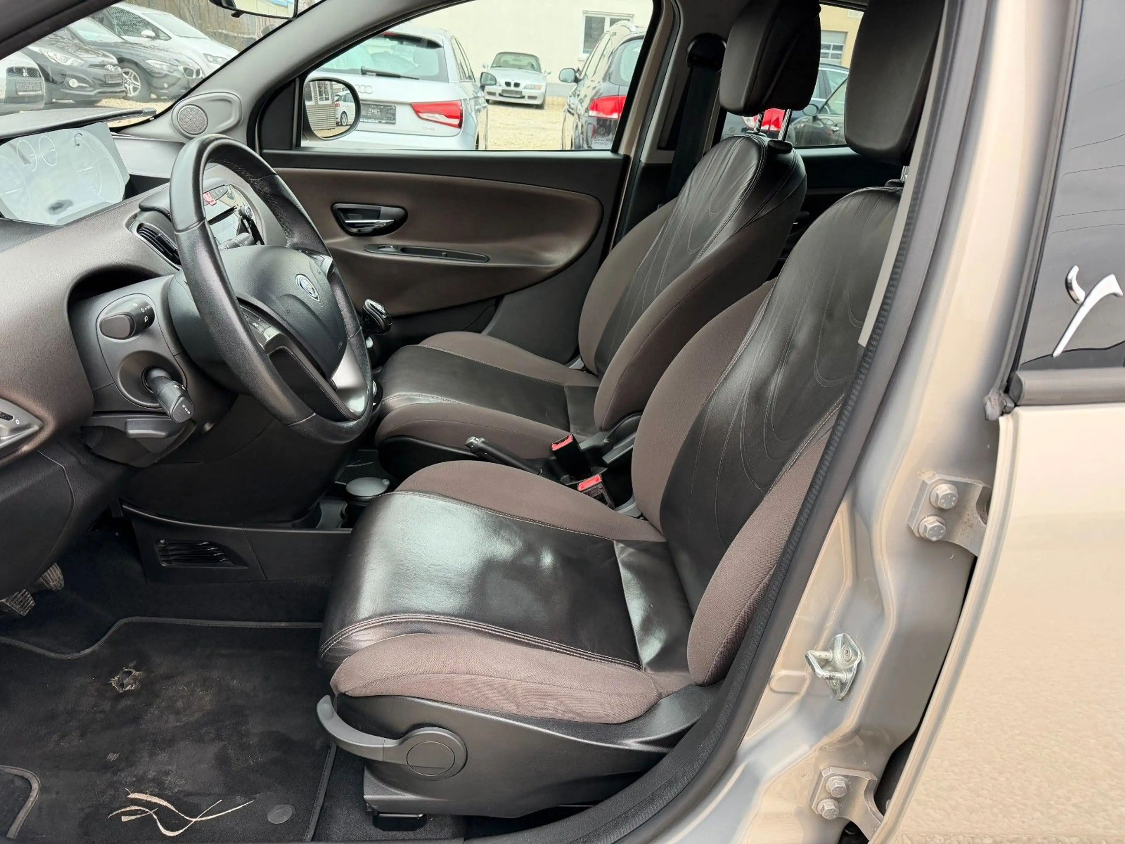 Lancia Ypsilon Platinum Xenon~Teilleder~ PDC~Tüv: Neu — photo 20