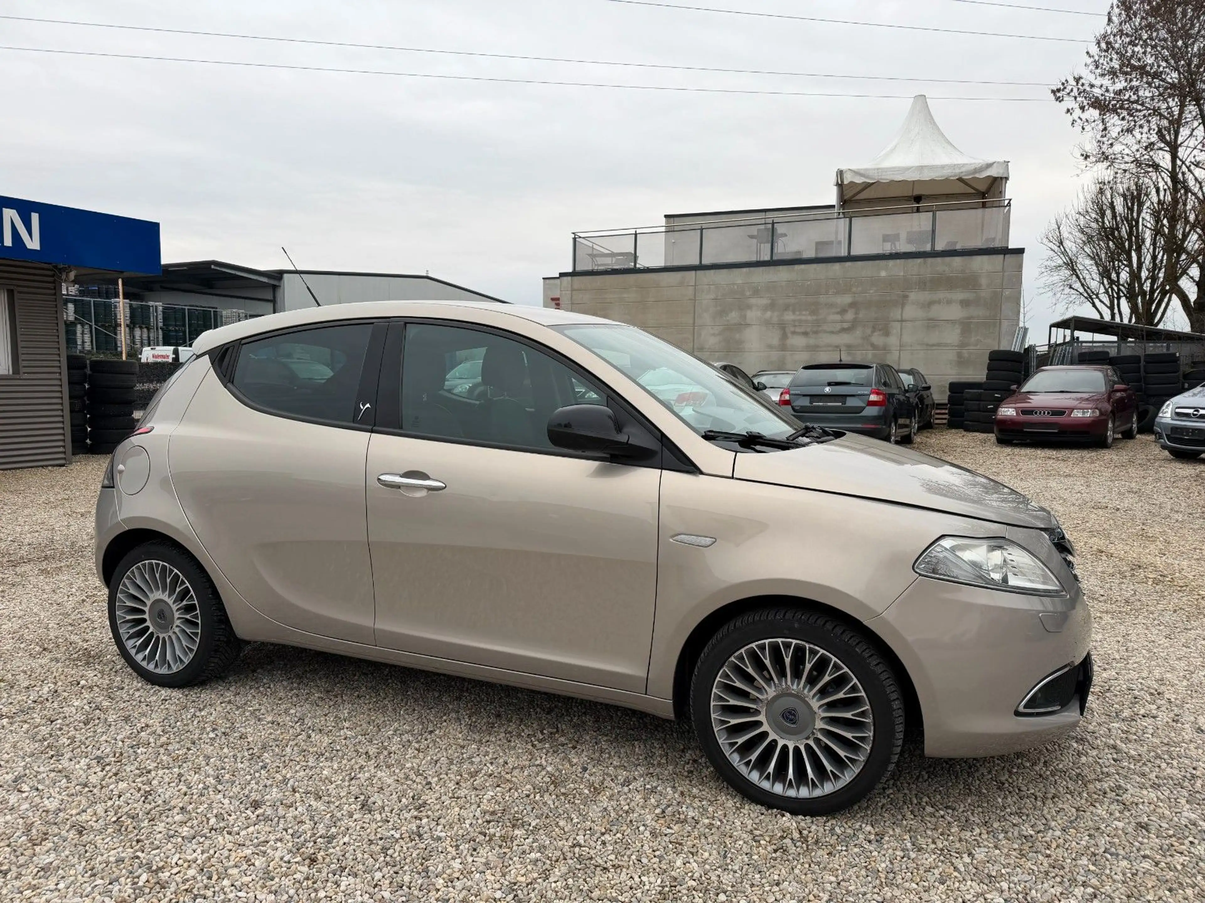 Lancia Ypsilon Platinum Xenon~Teilleder~ PDC~Tüv: Neu — photo 5