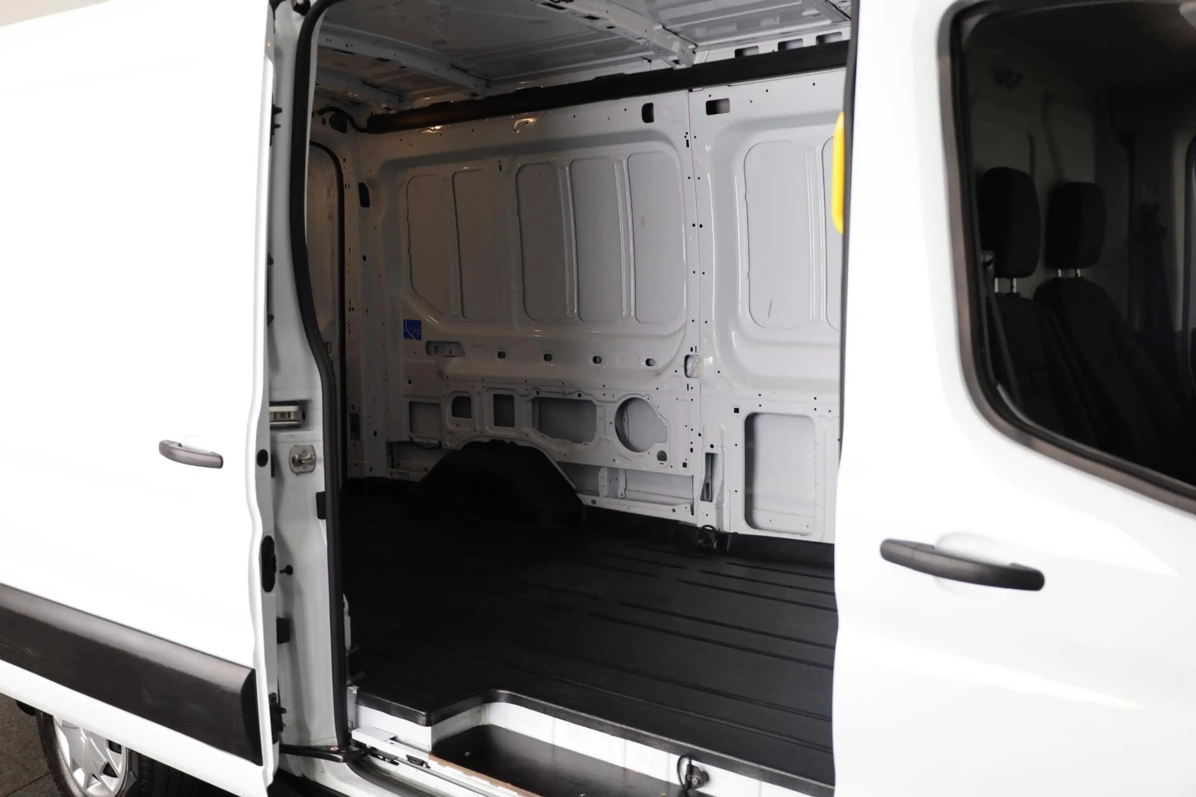 Ford E-Transit 350 L3H2 Trend | Winterpakket | Sync 4 | Carplay | — photo 6
