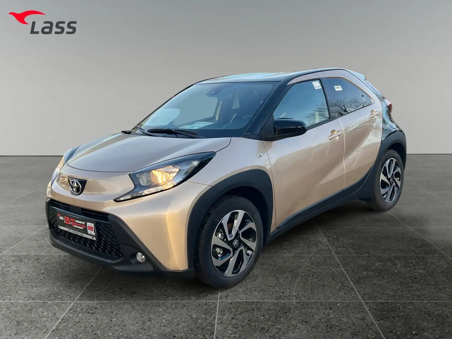 Toyota Aygo 1.0 Teamplayer ACC Fernlichtass. Kam. Navi Schwarz - 2