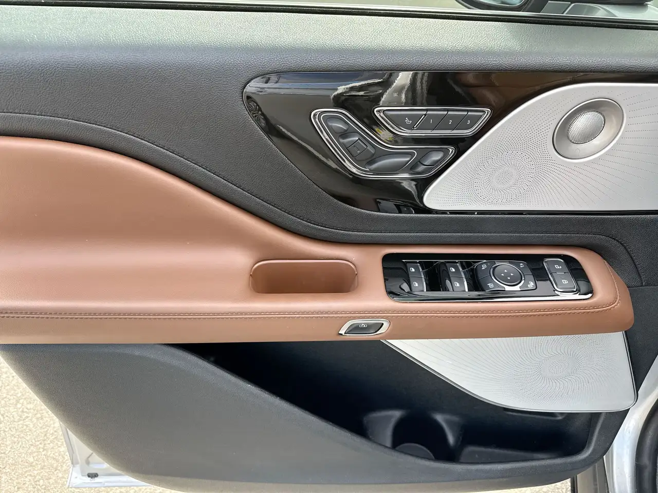 Lincoln Aviator снимка Lincoln Aviator