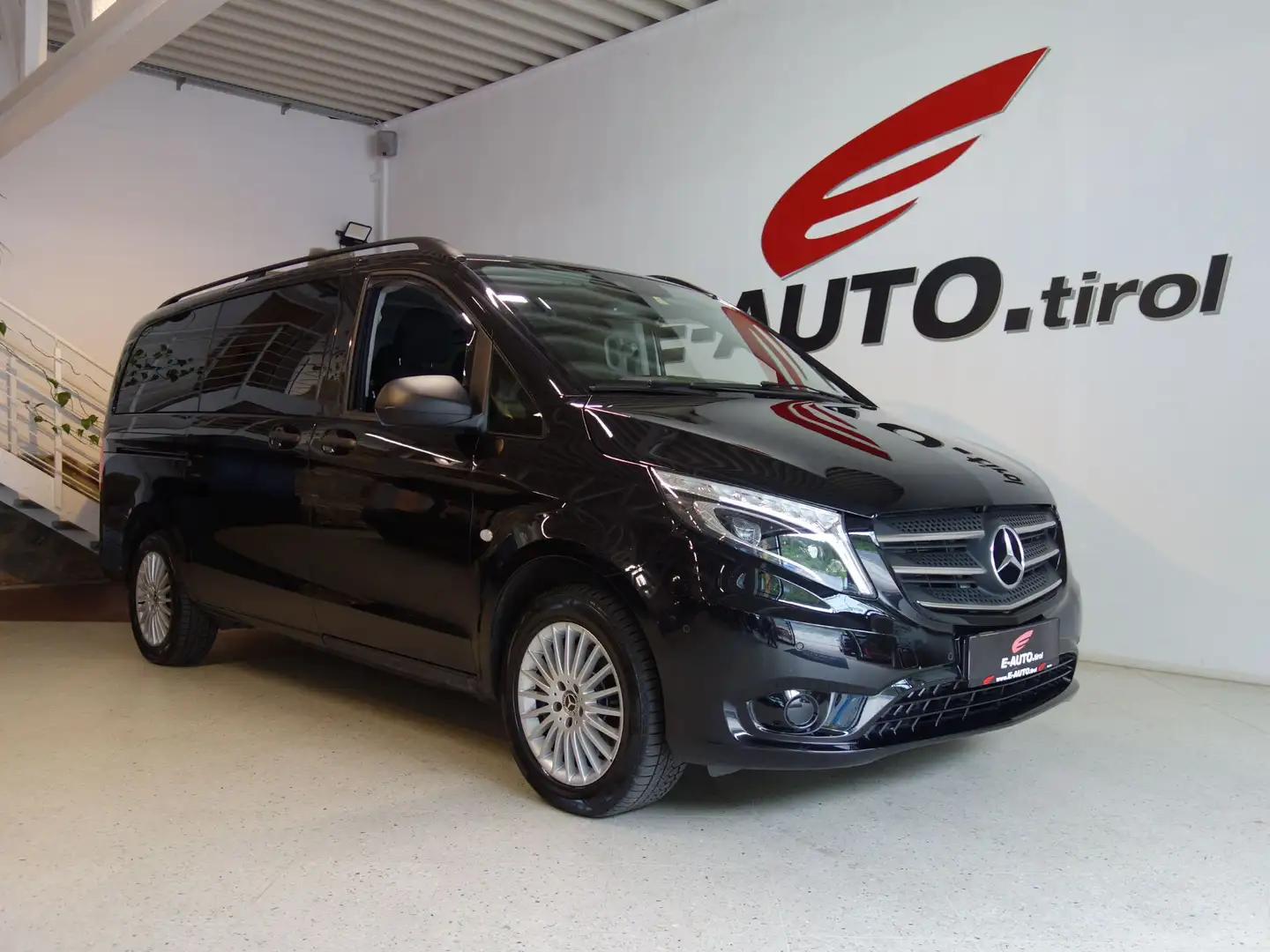 Mercedes-Benz Vito Tourer CDI lang 4x4 Aut. *8-Sitzer *LED *AHK *2x Schwarz - 1