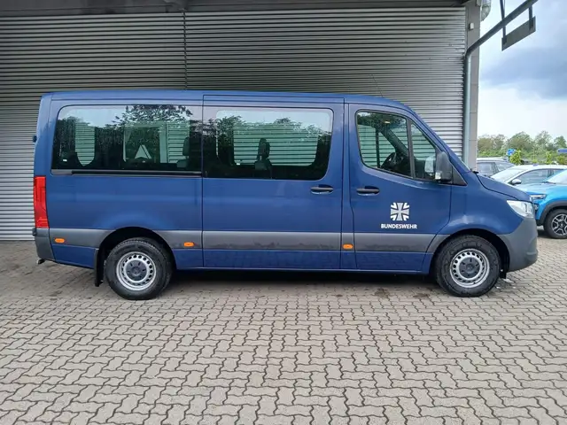 Mercedes-Benz Sprinter view 4