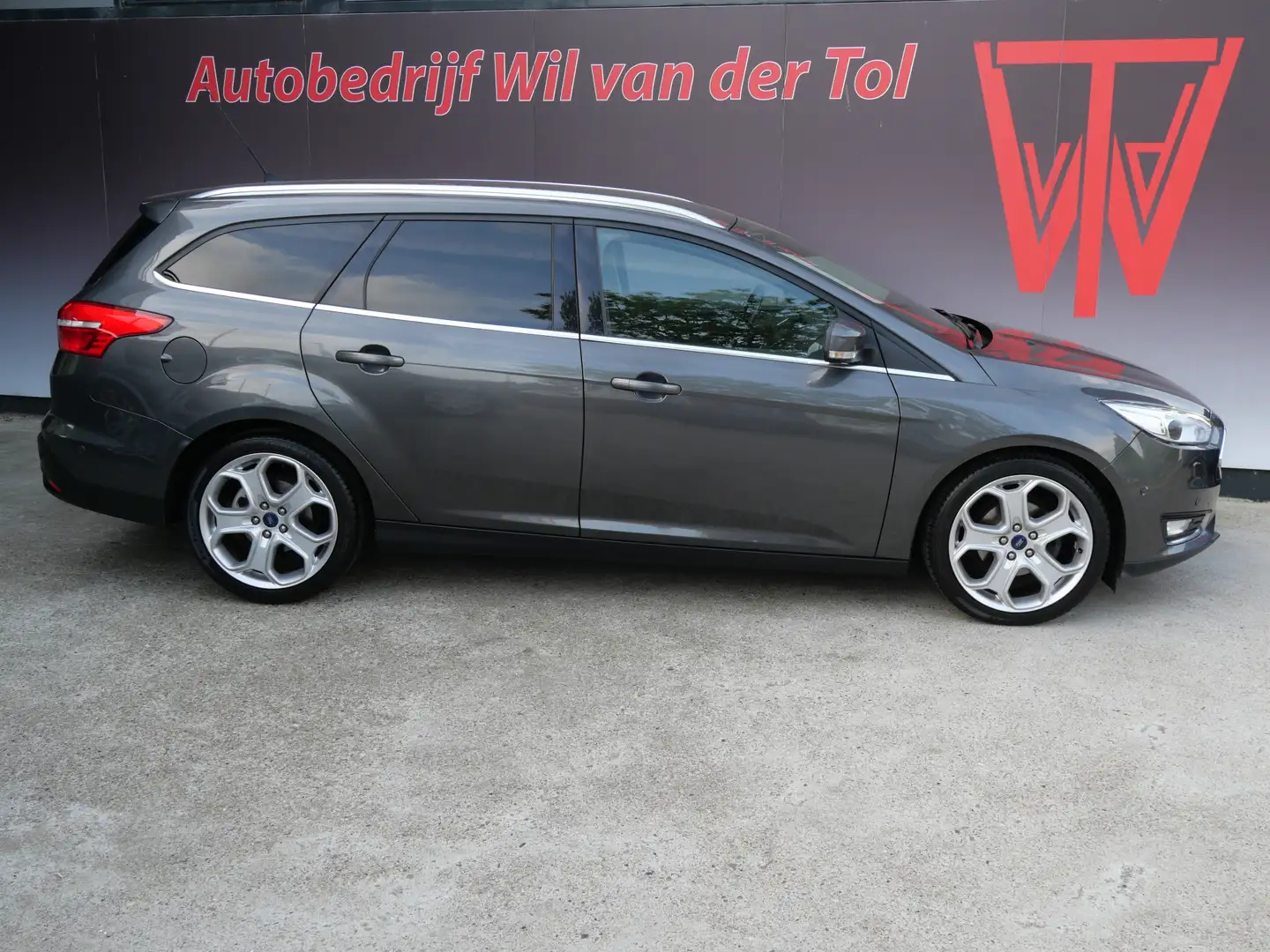 Ford Focus Wagon 1.0 TITANIUM | NAVI | XENON | 18 INCH | 125 Grijs - 1