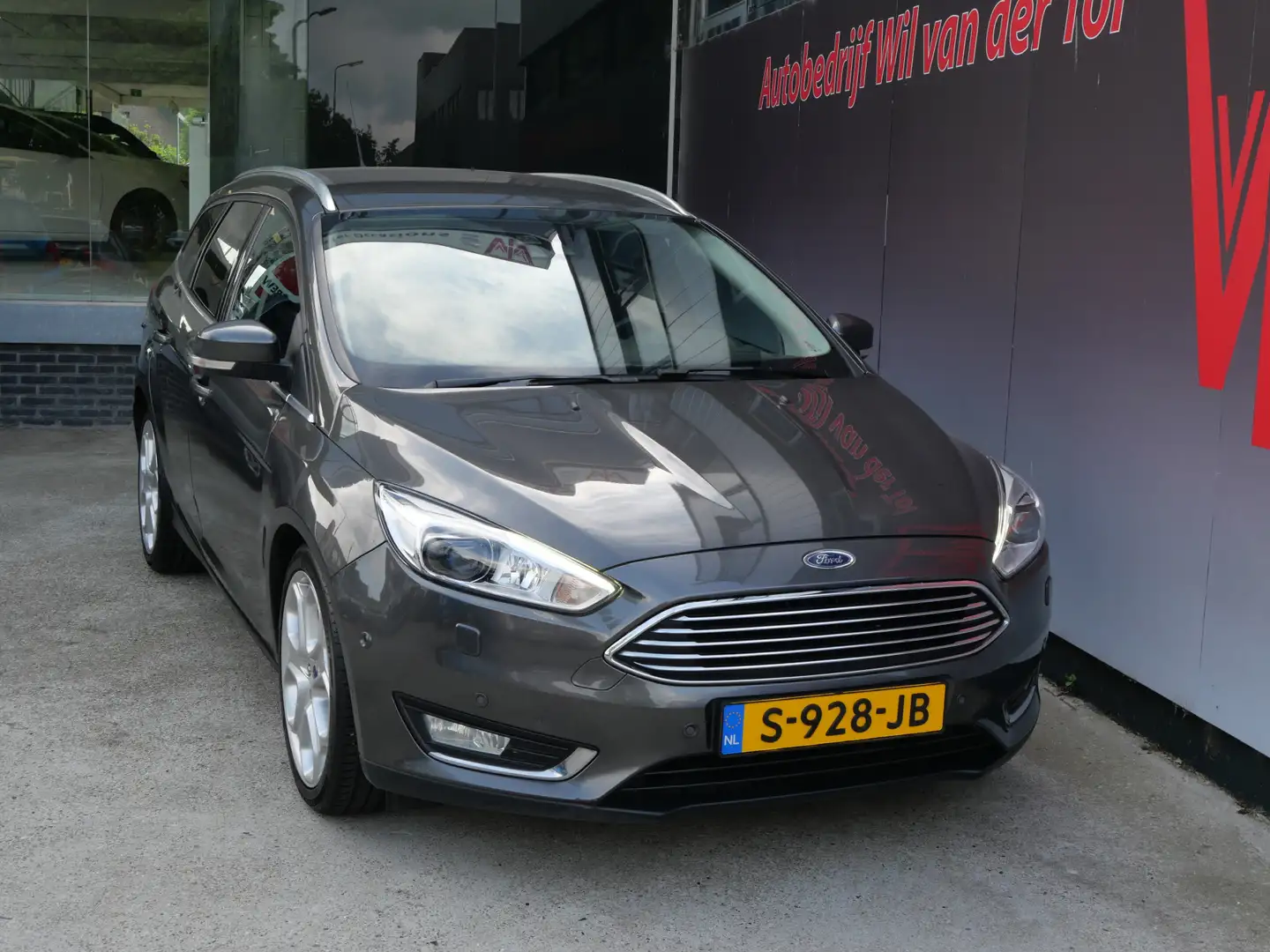 Ford Focus Wagon 1.0 TITANIUM | NAVI | XENON | 18 INCH | 125 Grijs - 2