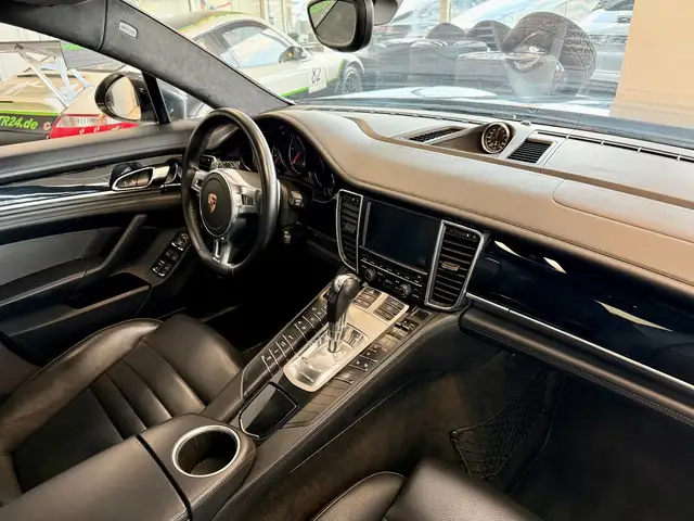 Porsche Panamera view 13
