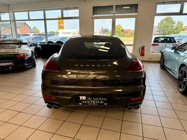 Porsche Panamera view 4