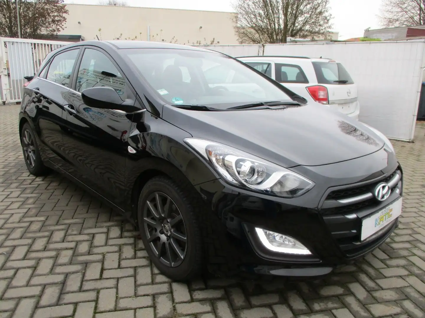 Hyundai i30 YES! 1.Hand*Unfallfrei *TÜV Neu*Scheckheft Schwarz - 2