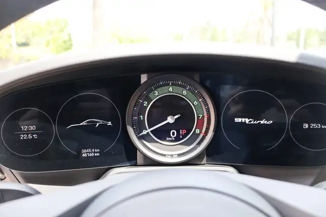 Porsche 992 view 14