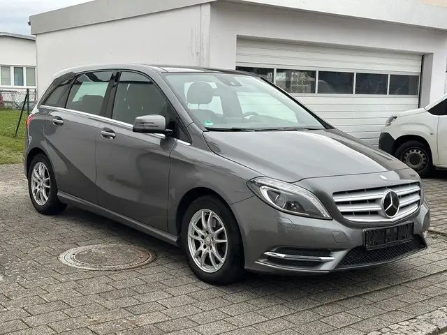 Mercedes-Benz B 200 B200 -AUTOMATIK-PANO-XENON-LED-NAVI-PDC-