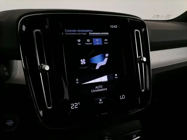 Volvo XC40 view 16