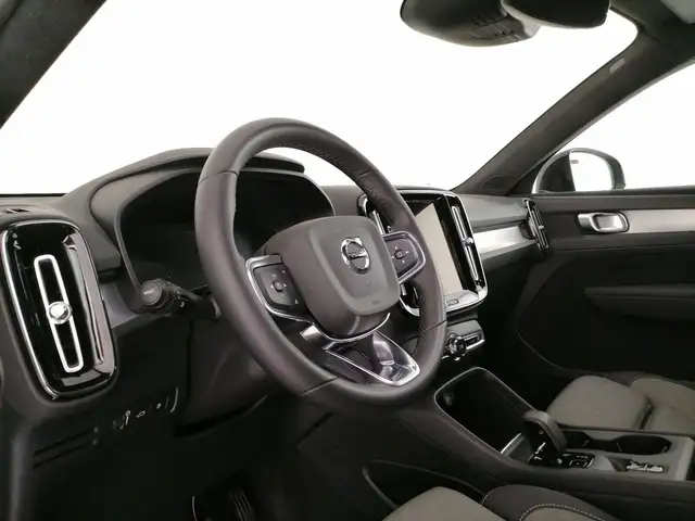 Volvo XC40 view 12