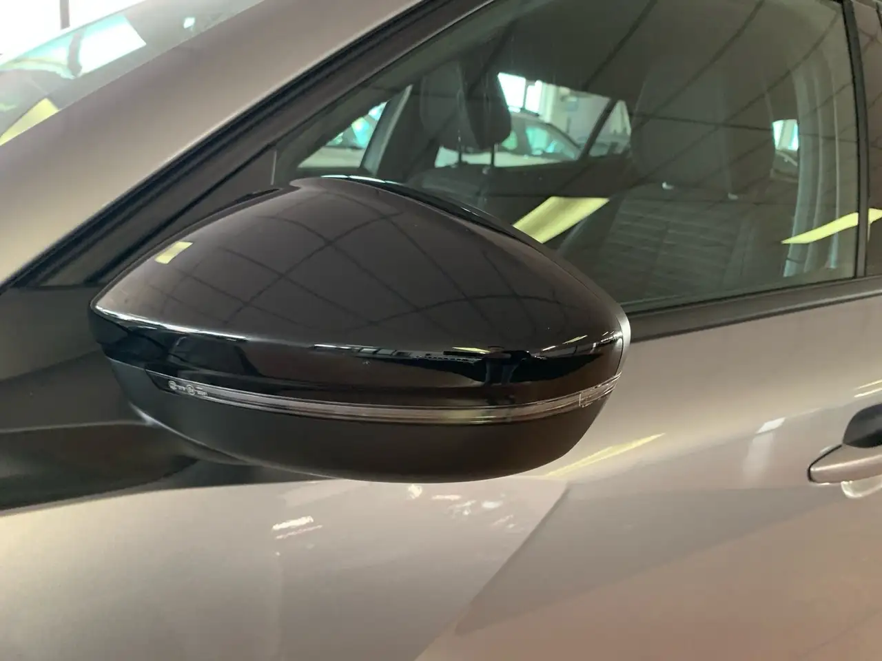 Peugeot 2008 1.2 hybrid Active 136cv e-dcs6 17