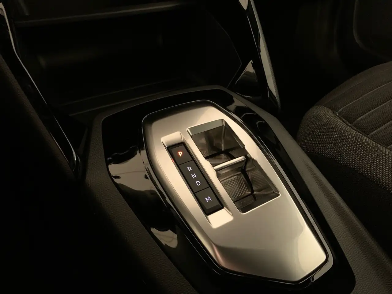 Peugeot 2008 1.2 hybrid Active 136cv e-dcs6 13