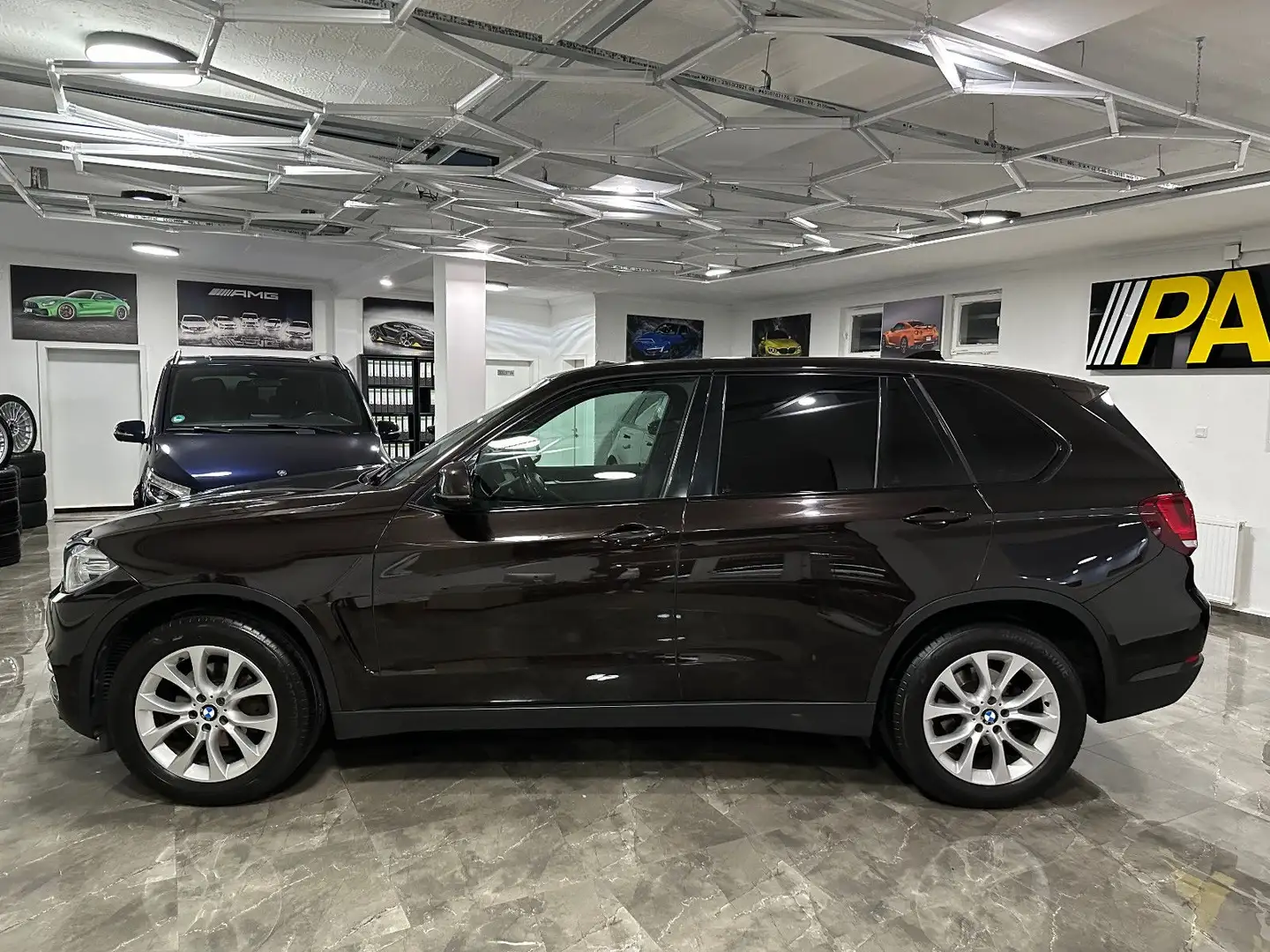 BMW X5 xDrive 30 d Shadow-Line Pano Keyless HUD AHK Hnědá - 2