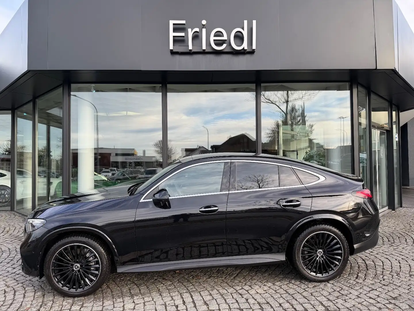 Mercedes-Benz GLC 300 d Coupe 4M AMG, AHK, Distr. Burm. HUD Schwarz - 1