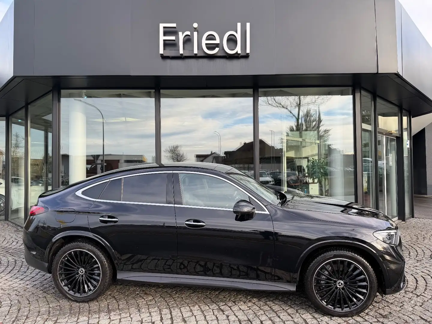 Mercedes-Benz GLC 300 d Coupe 4M AMG, AHK, Distr. Burm. HUD Schwarz - 2