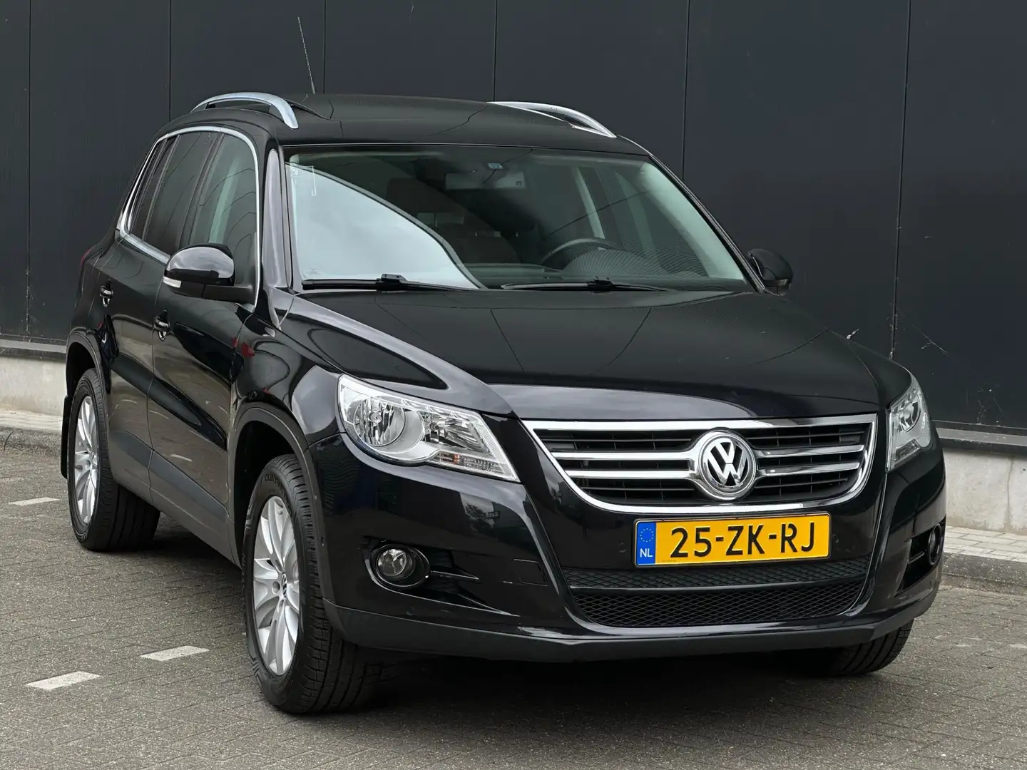 Volkswagen Tiguan 1.4 TSI Sport&Style 4Motion PANO/CRUISE/NAVI/PDC | Zwart - 2