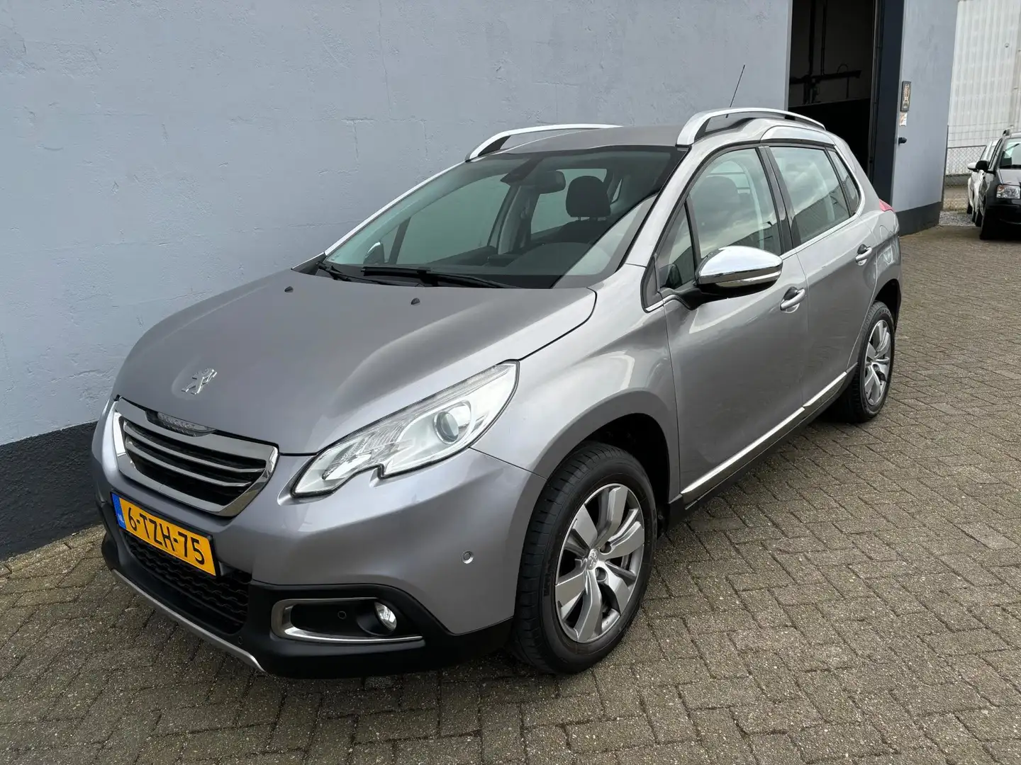 Peugeot 2008 1.2 VTi Allure Grijs - 1