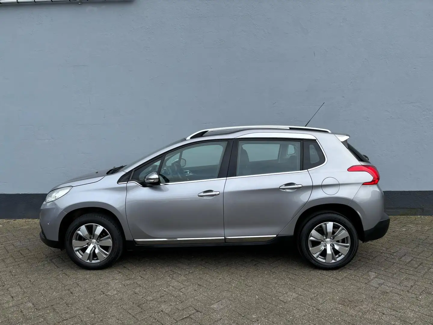 Peugeot 2008 1.2 VTi Allure Grijs - 2