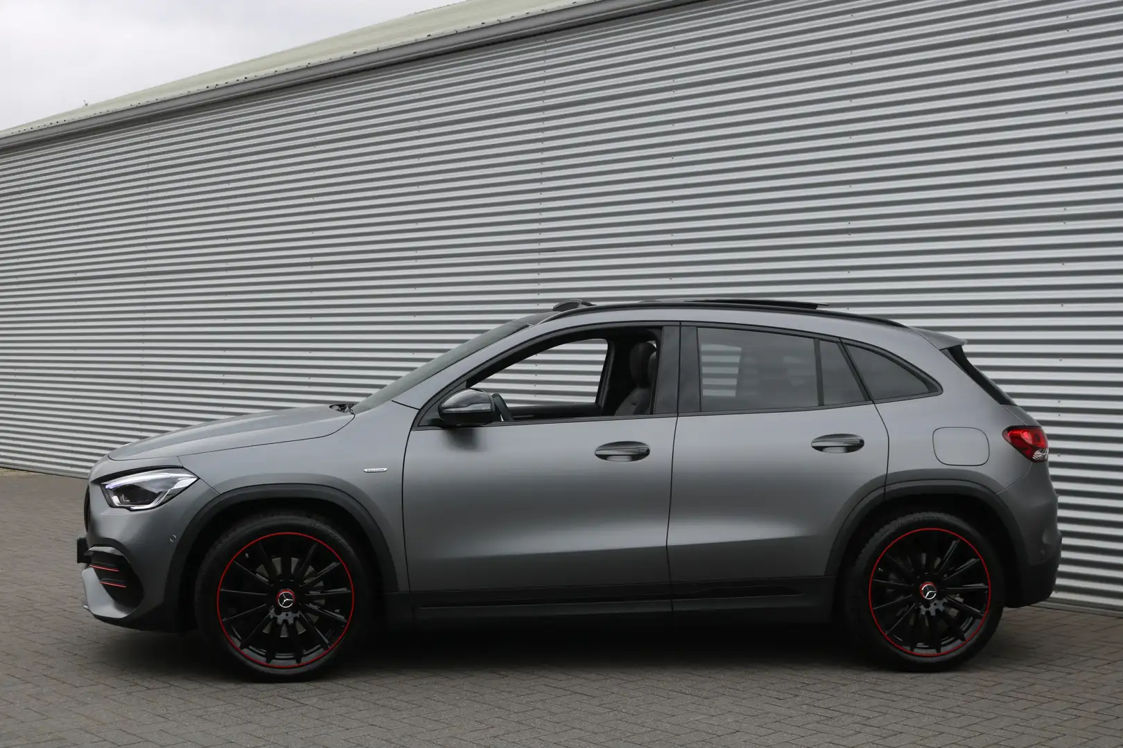 Mercedes-Benz GLA 250 4MATIC AMG Line Edition (Panoramdak Sportleder/Mem Grijs - 1