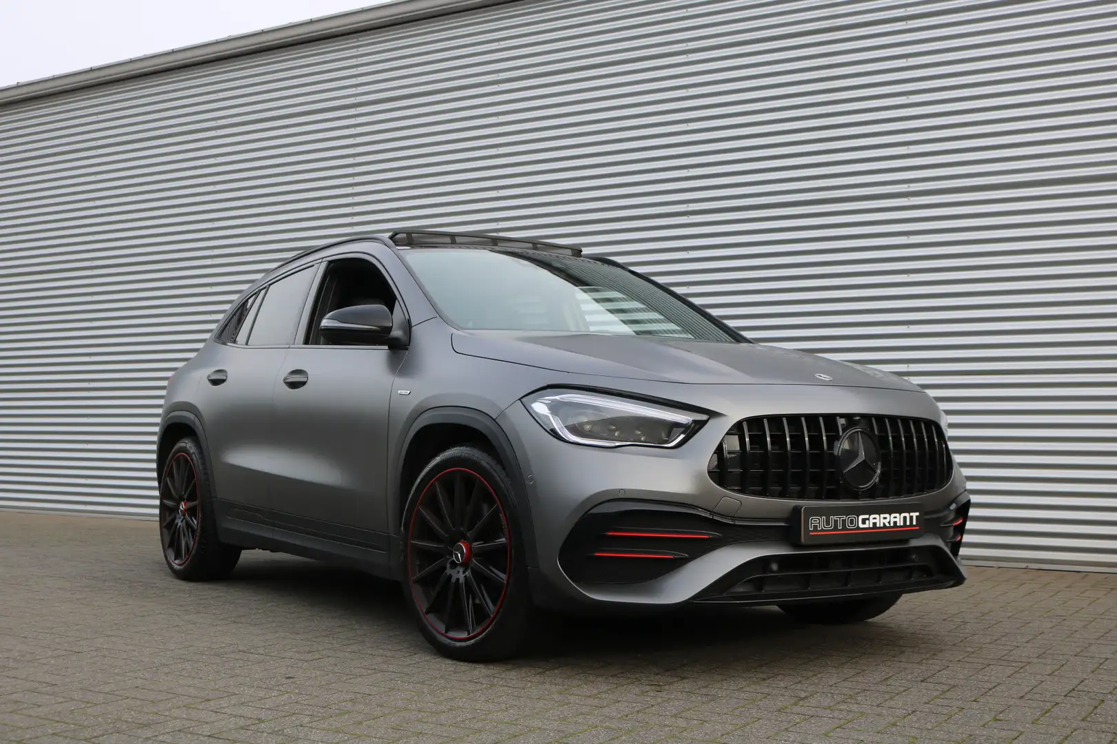 Mercedes-Benz GLA 250 4MATIC AMG Line Edition (Panoramdak Sportleder/Mem Grijs - 2