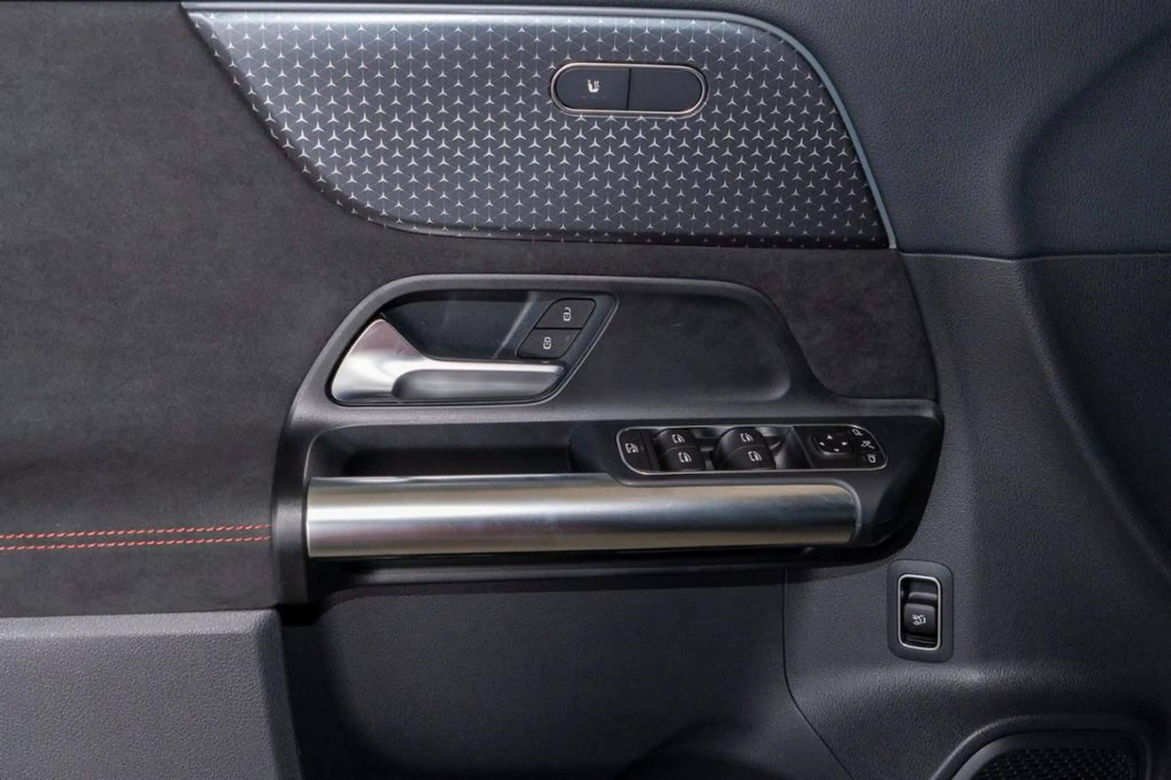 Mercedes-Benz EQA 300 4M *AMG Night Pano Distronic LED Winter — photo 12
