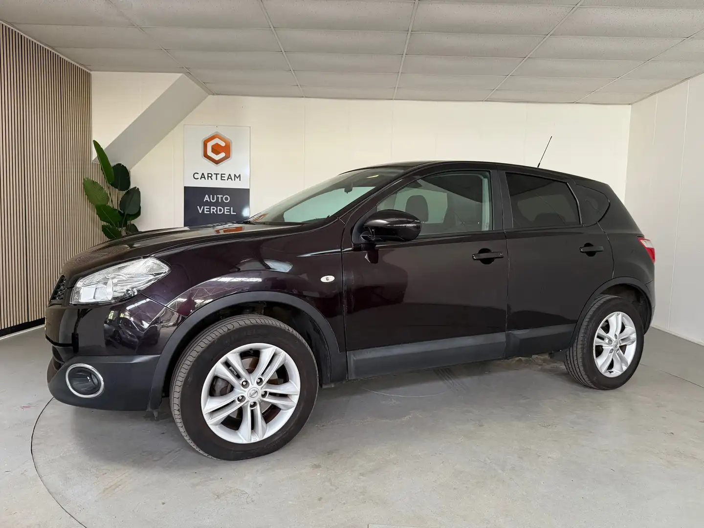 Nissan Qashqai 1.6 Acenta Airco, trekhaak, airco, lmv Zwart - 1