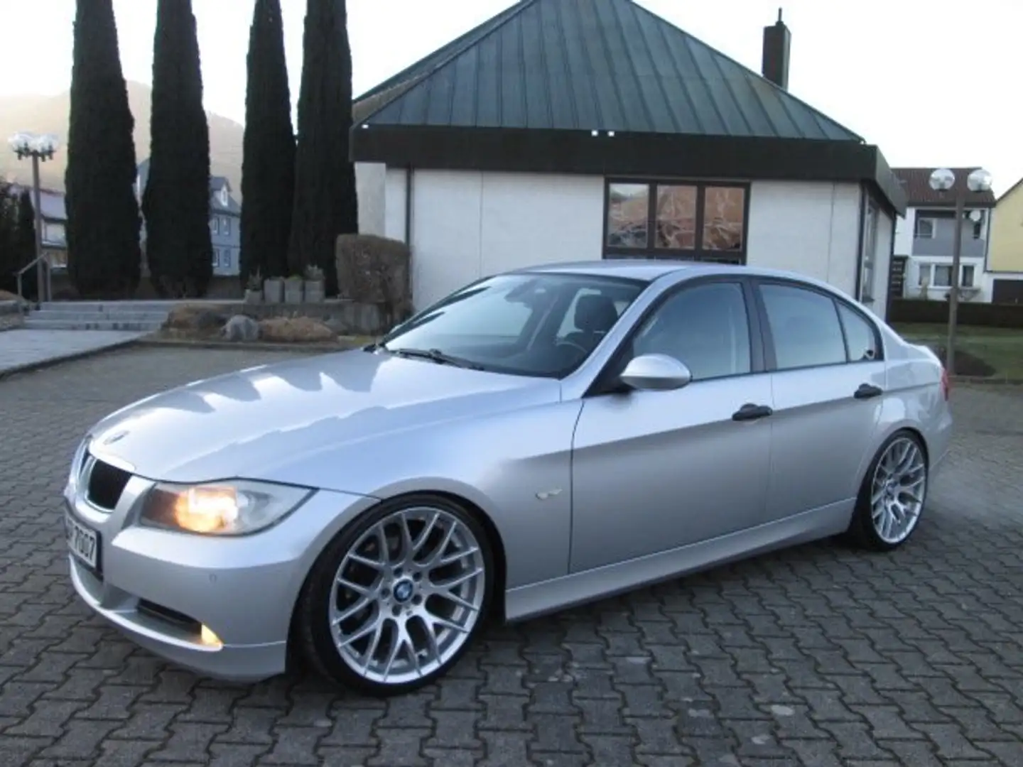 BMW 320 3er 320i+GEPFLEGT+TÜV=03/2027+OPTIK+EXTRAS Silber - 2
