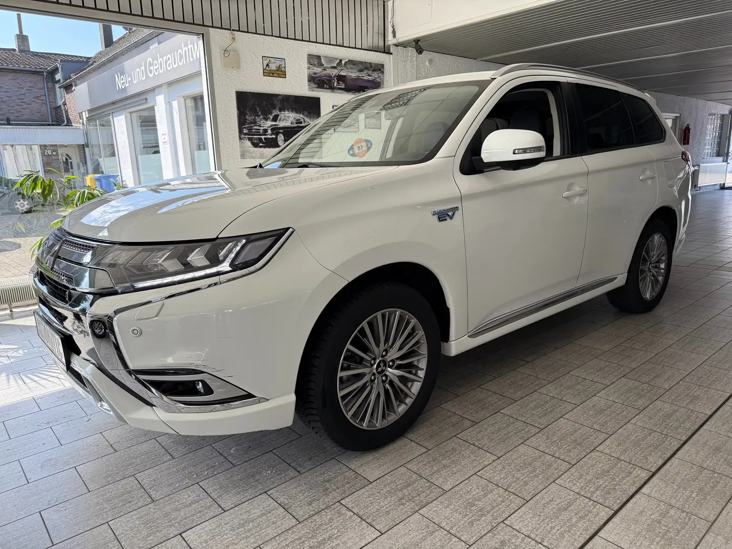Mitsubishi Outlander 2.4 MIVEC PLUG-IN HYBRID 4WD *PLUS* Weiß - 1