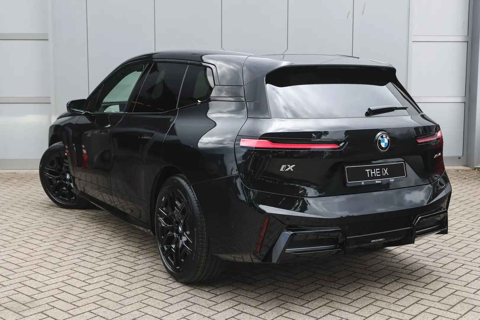 BMW iX xDrive45 M Sport / Panoramadak Sky Lounge / Trekha Nero - 2