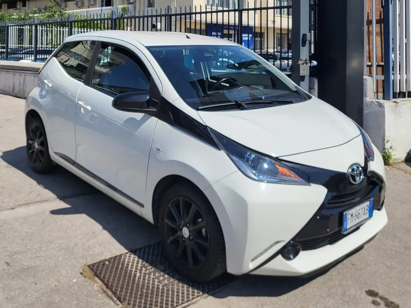 Toyota Aygo 5p 1.0 x-cool m-mt my15 Blanco - 1