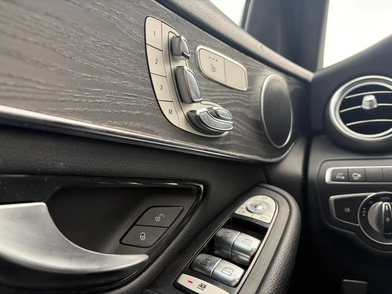 Mercedes-Benz GLC снимка Mercedes-Benz GLC