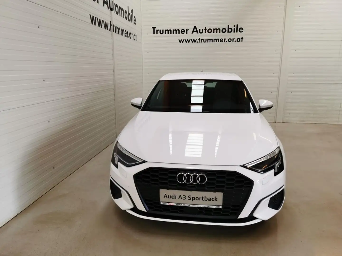 Audi A3 30 TFSI intense Weiß - 2