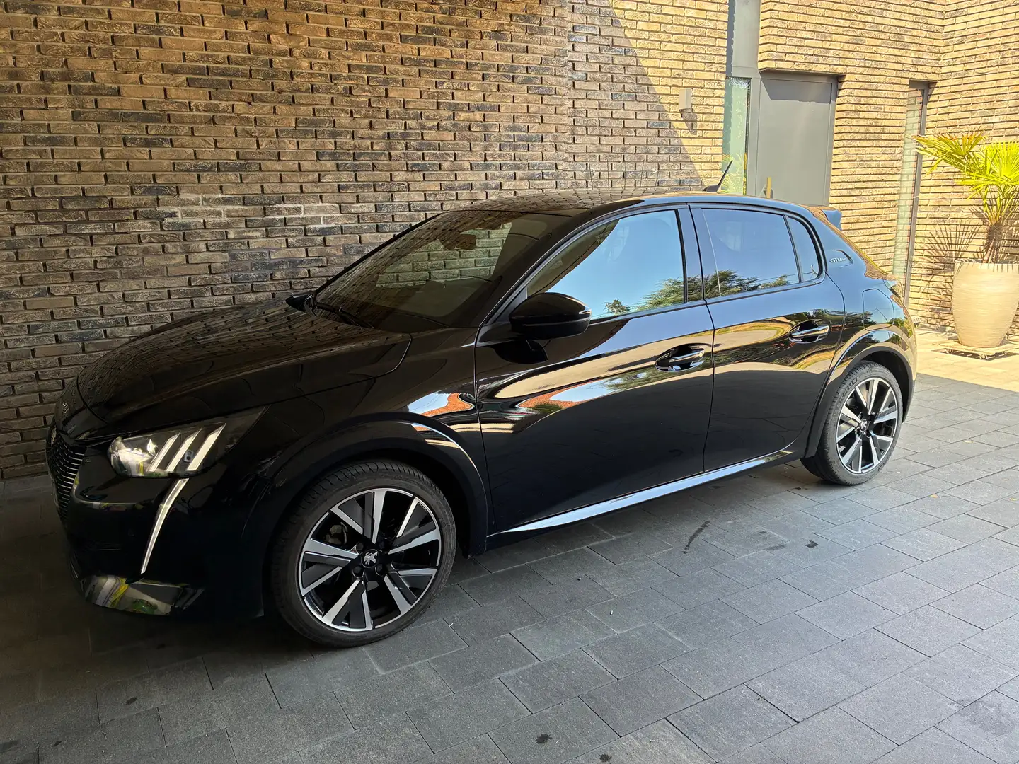 Peugeot 208 208 PureTech 100 EAT8 Allure Zwart - 1