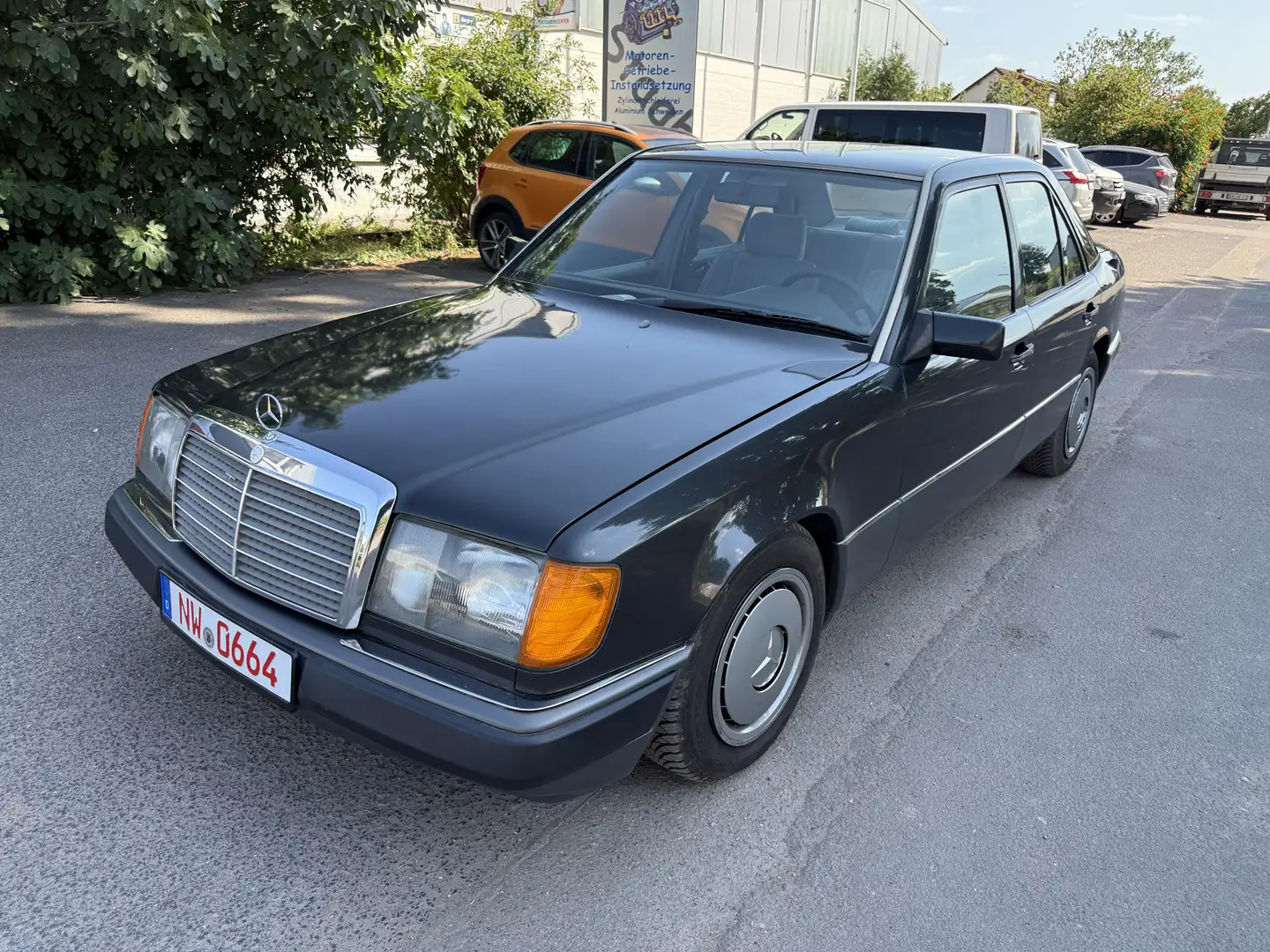 Mercedes-Benz E 230 Oldtimer H Kenzeischen ((ATM U GETRIEBE 176 TKM)) Schwarz - 2