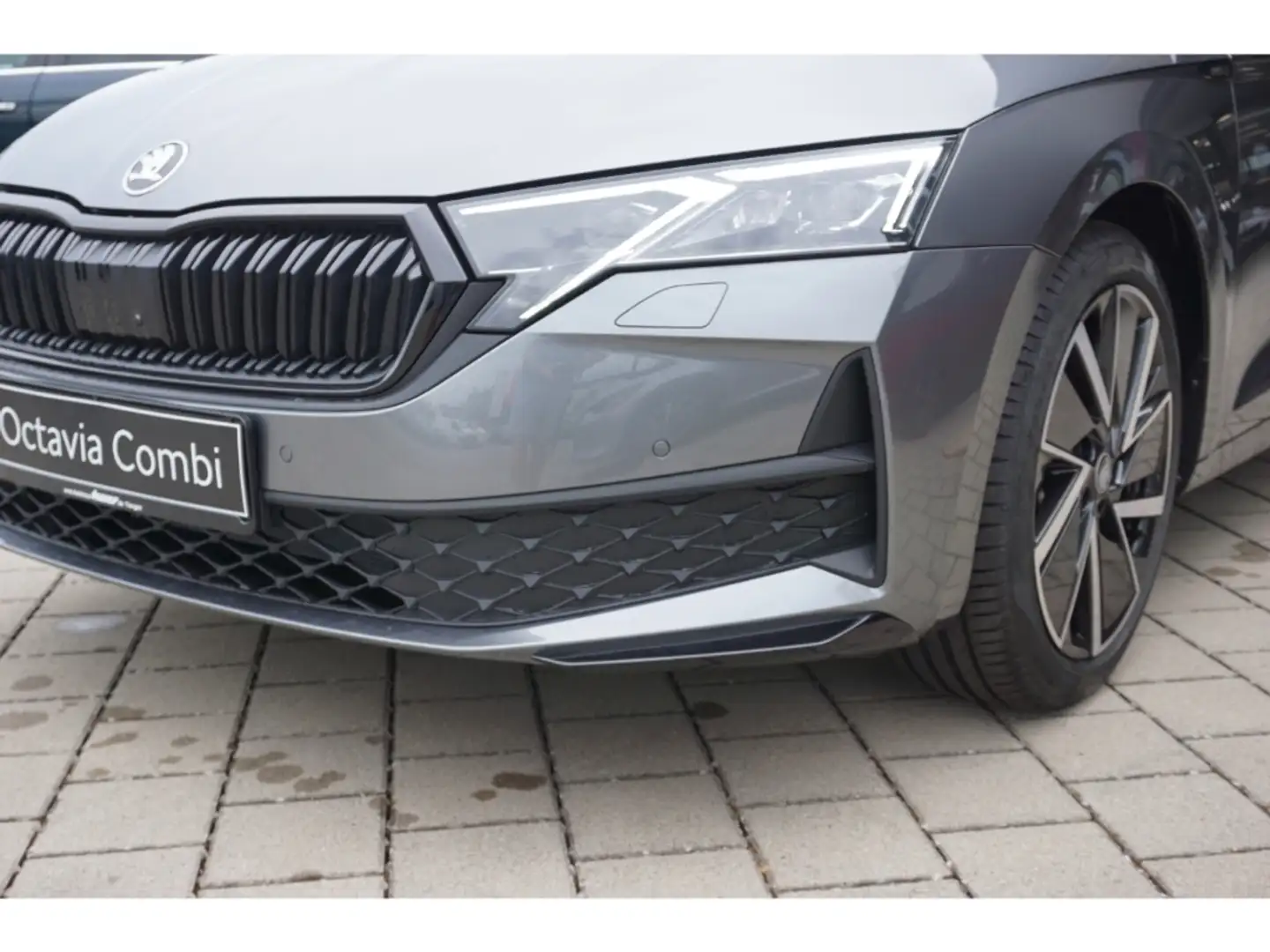 Skoda Octavia Combi 2.0 TDI Sportline DSG AHK HuD Matrix Navi AC Grau - 2