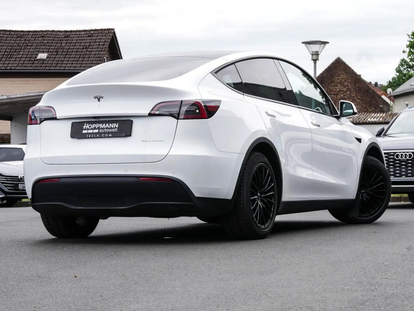 Tesla Model Y Long Range Dual AWD Pano Wit - 2