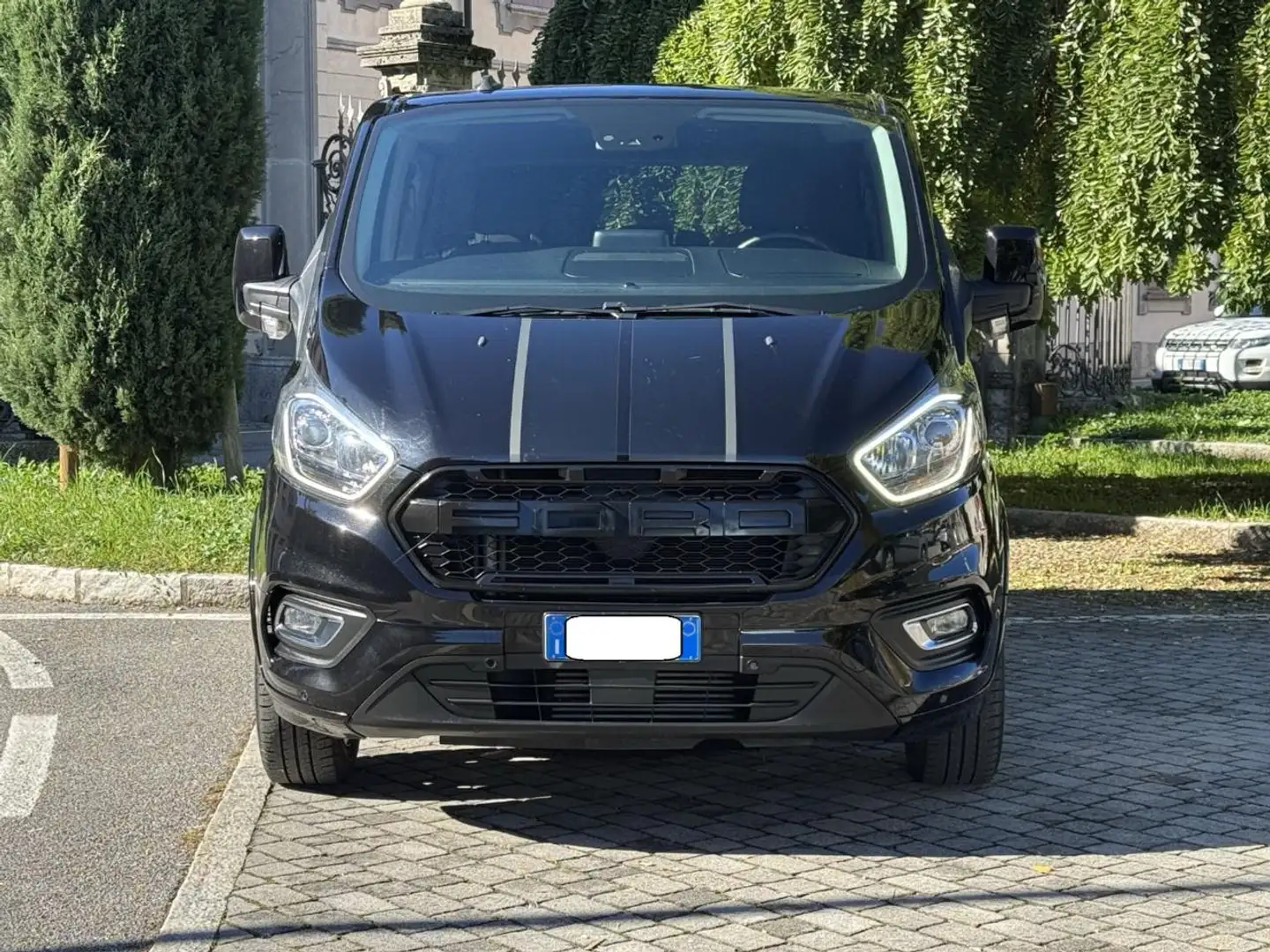 Ford Tourneo Custom 320 2.0 EcoBlue 130CV MHEV PC Titanium Schwarz - 2