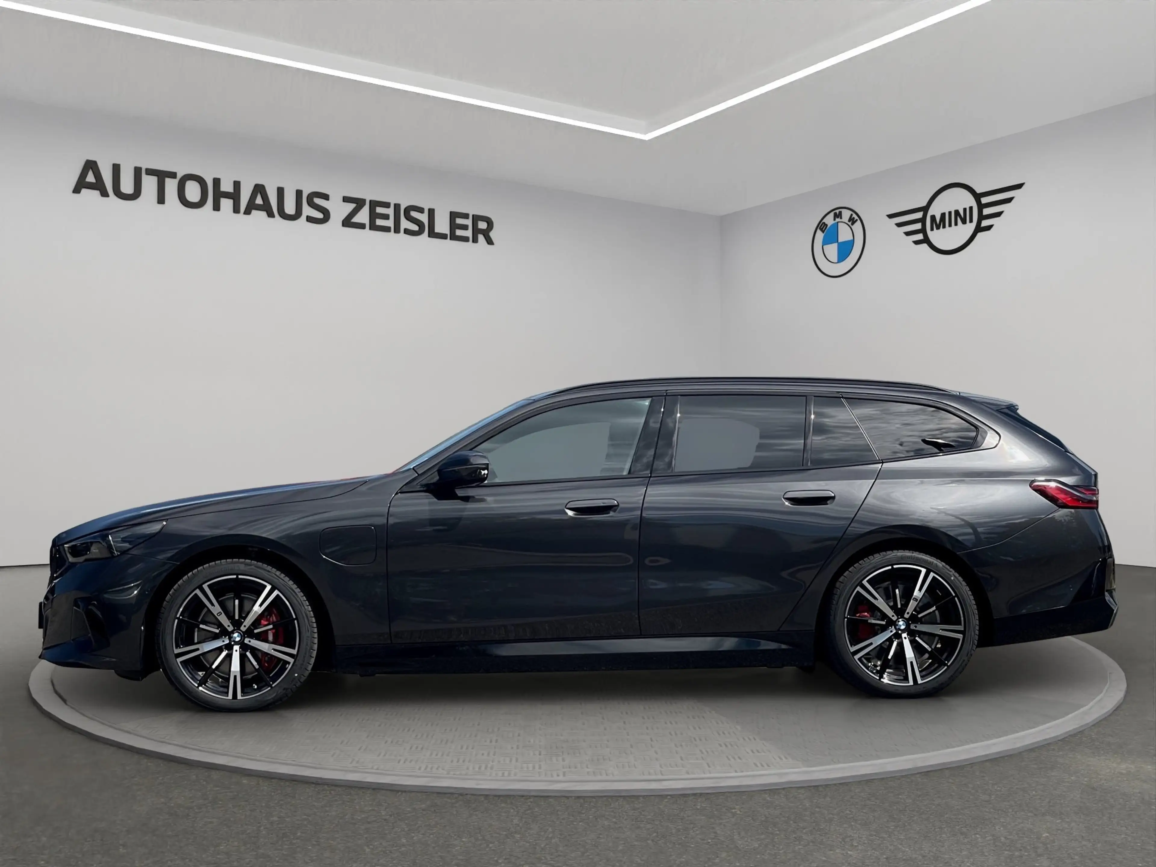 BMW 550 e xDrive Tour. M Sport Pro 20"LM AHK Glasdach Sitz — photo 4